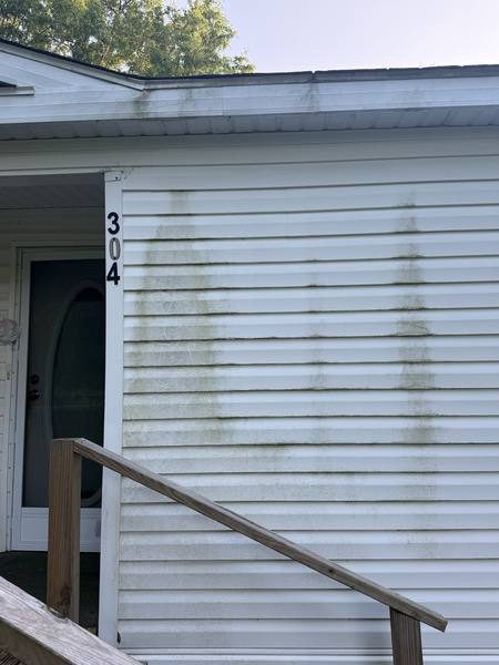 House wash on a mobile home in Greenwood, SC, before cleaning